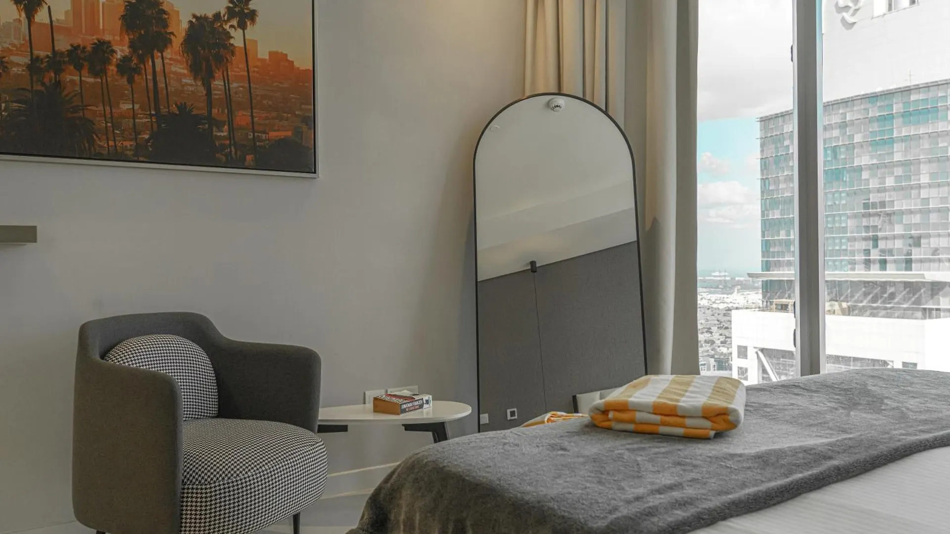 Paramount Tower Hotel And Residences With Infinity Sky Pool Dubai