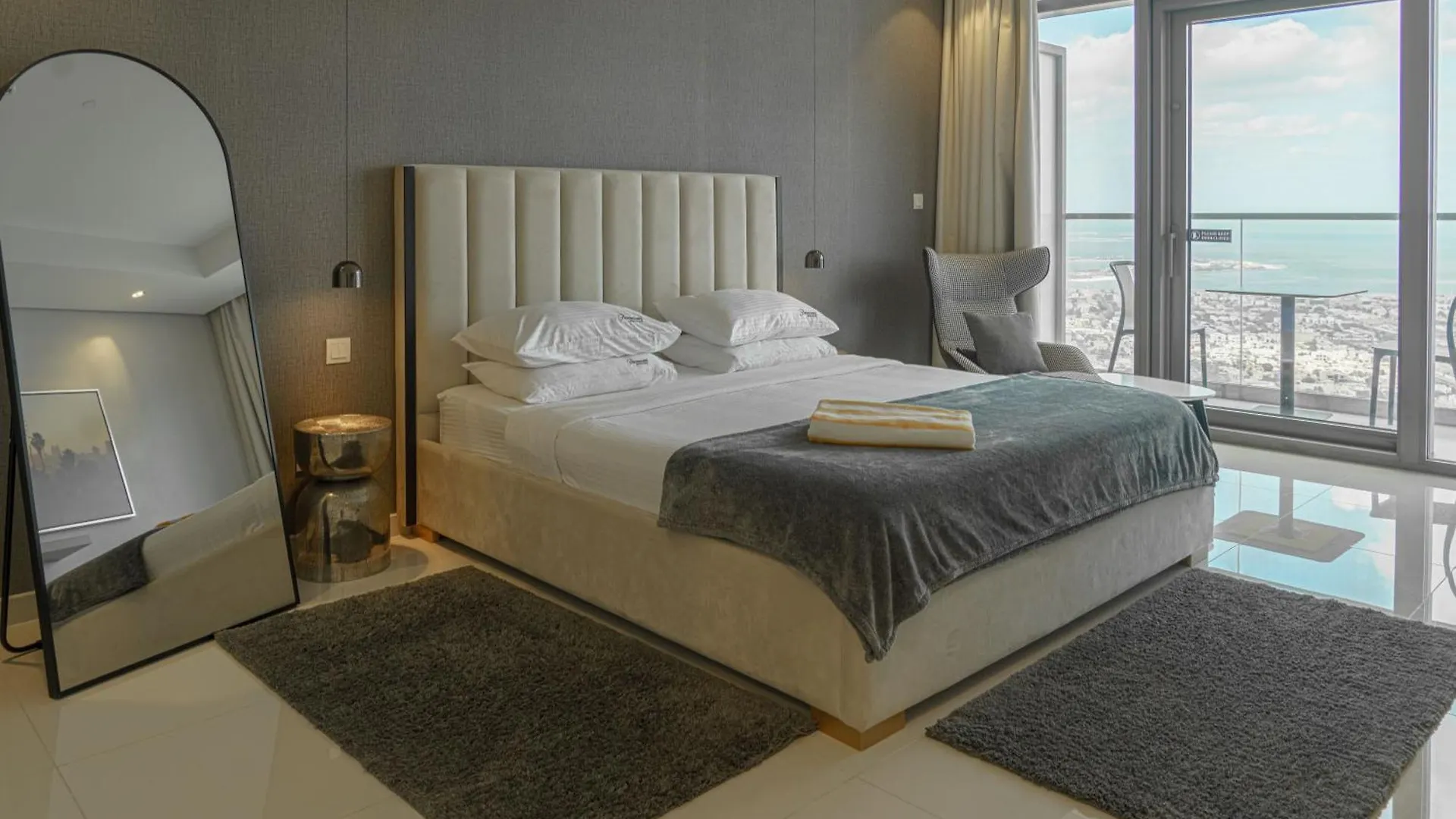 Paramount Tower Hotel And Residences With Infinity Sky Pool Dubai Apartment