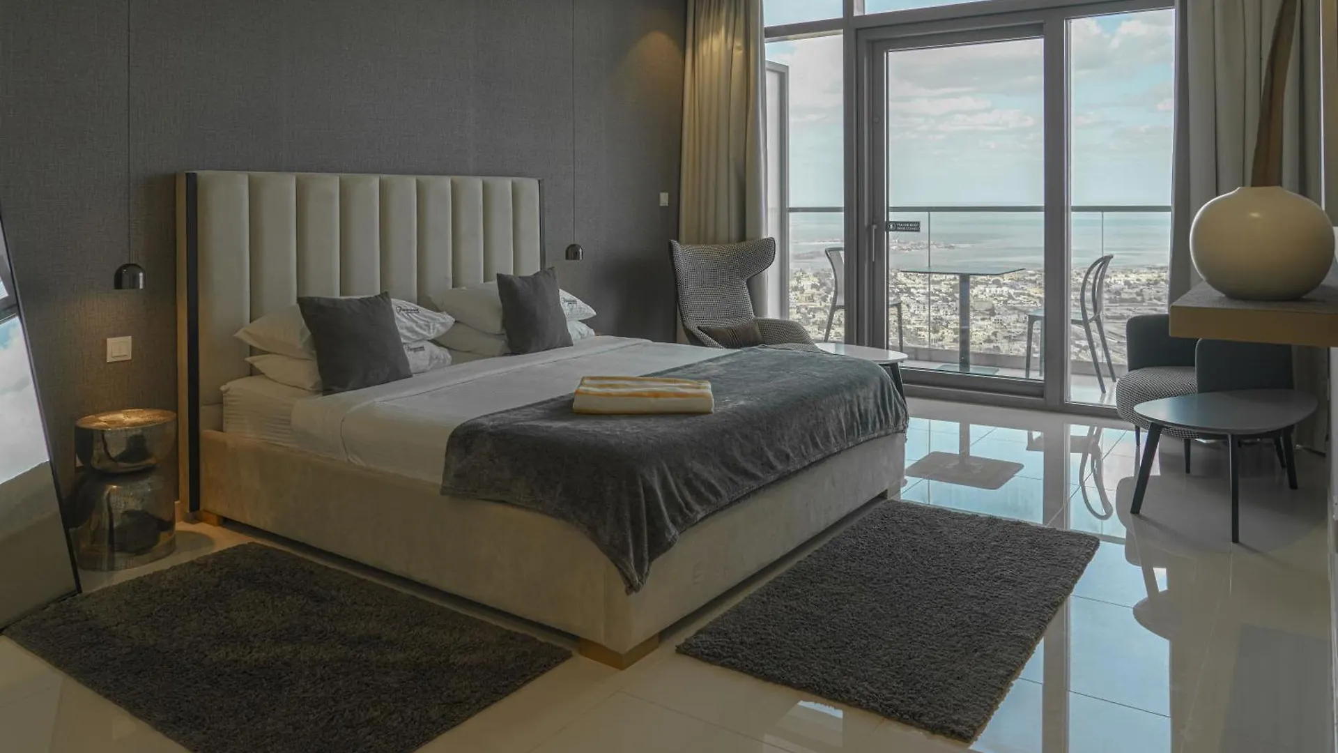 Apartment Paramount Tower Hotel And Residences With Infinity Sky Pool Dubai United Arab Emirates