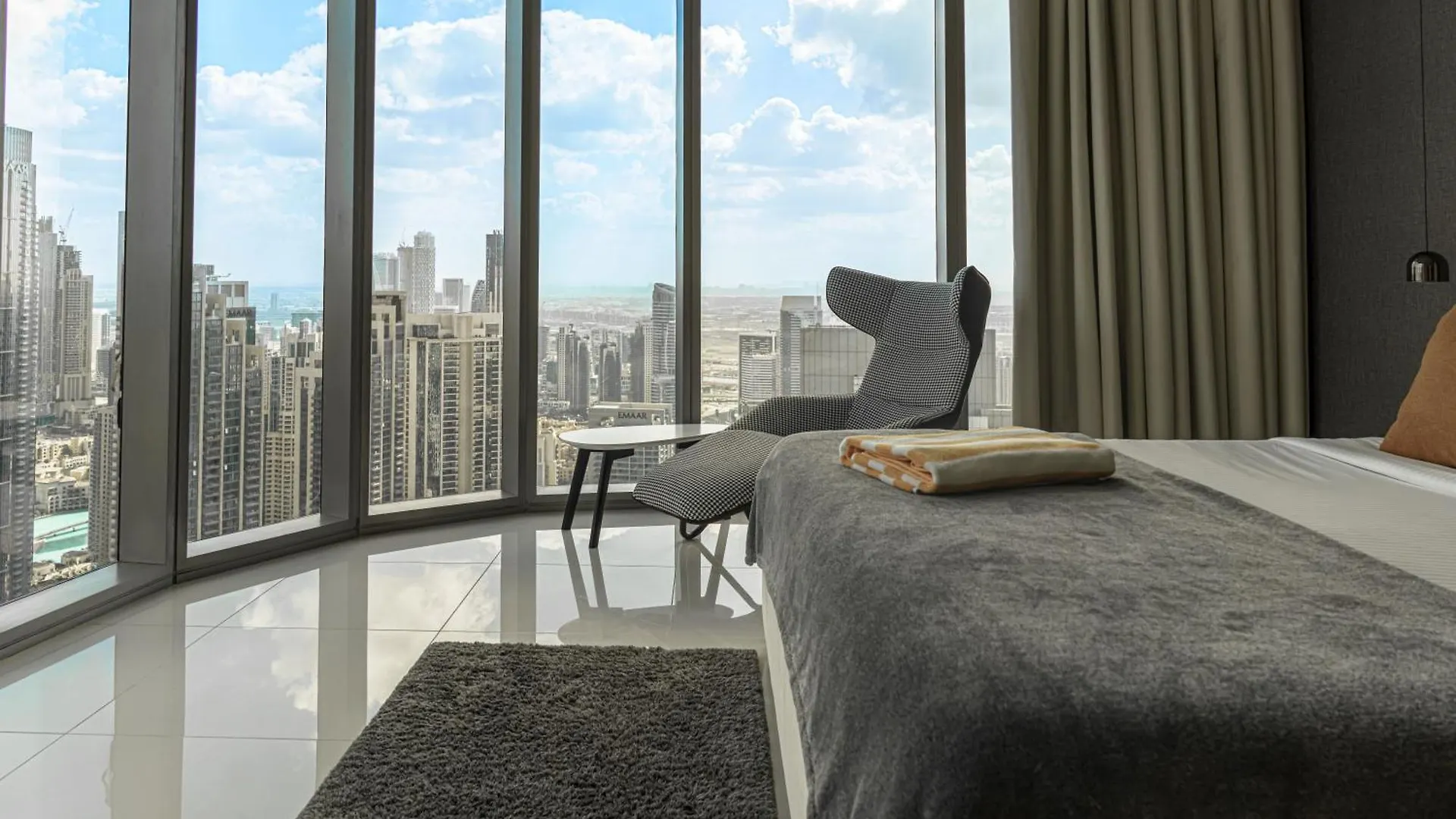 Paramount Tower Hotel And Residences With Infinity Sky Pool Dubai United Arab Emirates