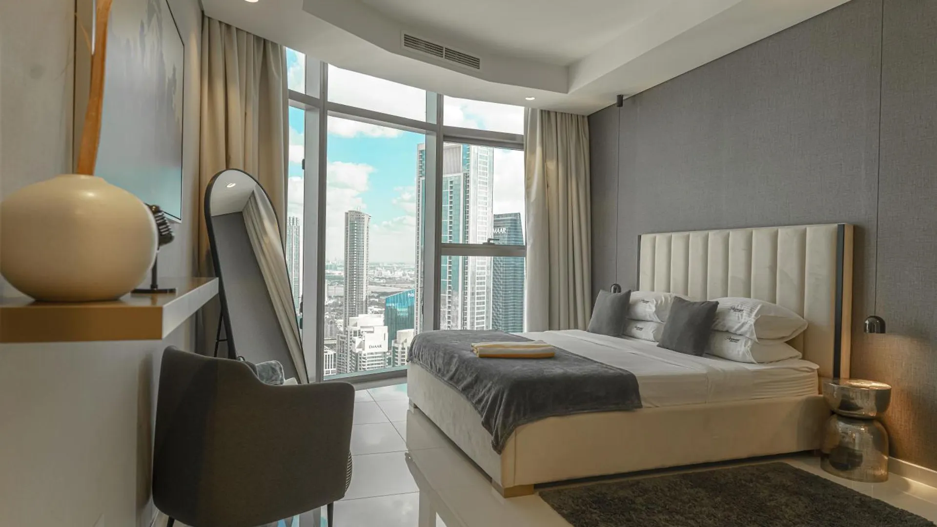 Paramount Tower Hotel And Residences With Infinity Sky Pool Dubai