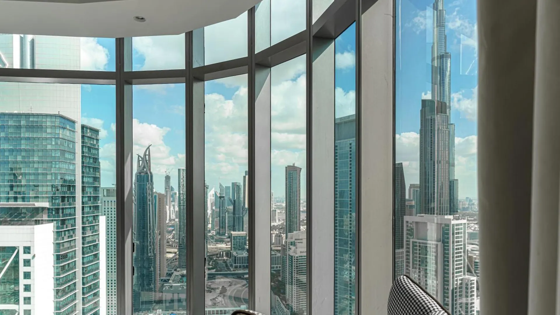 Paramount Tower Hotel And Residences With Infinity Sky Pool Dubai